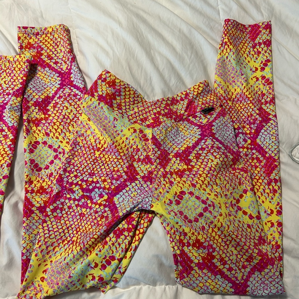 Lici fit large top med scrunch bottom with v waist 
Small scrunch bottom with V